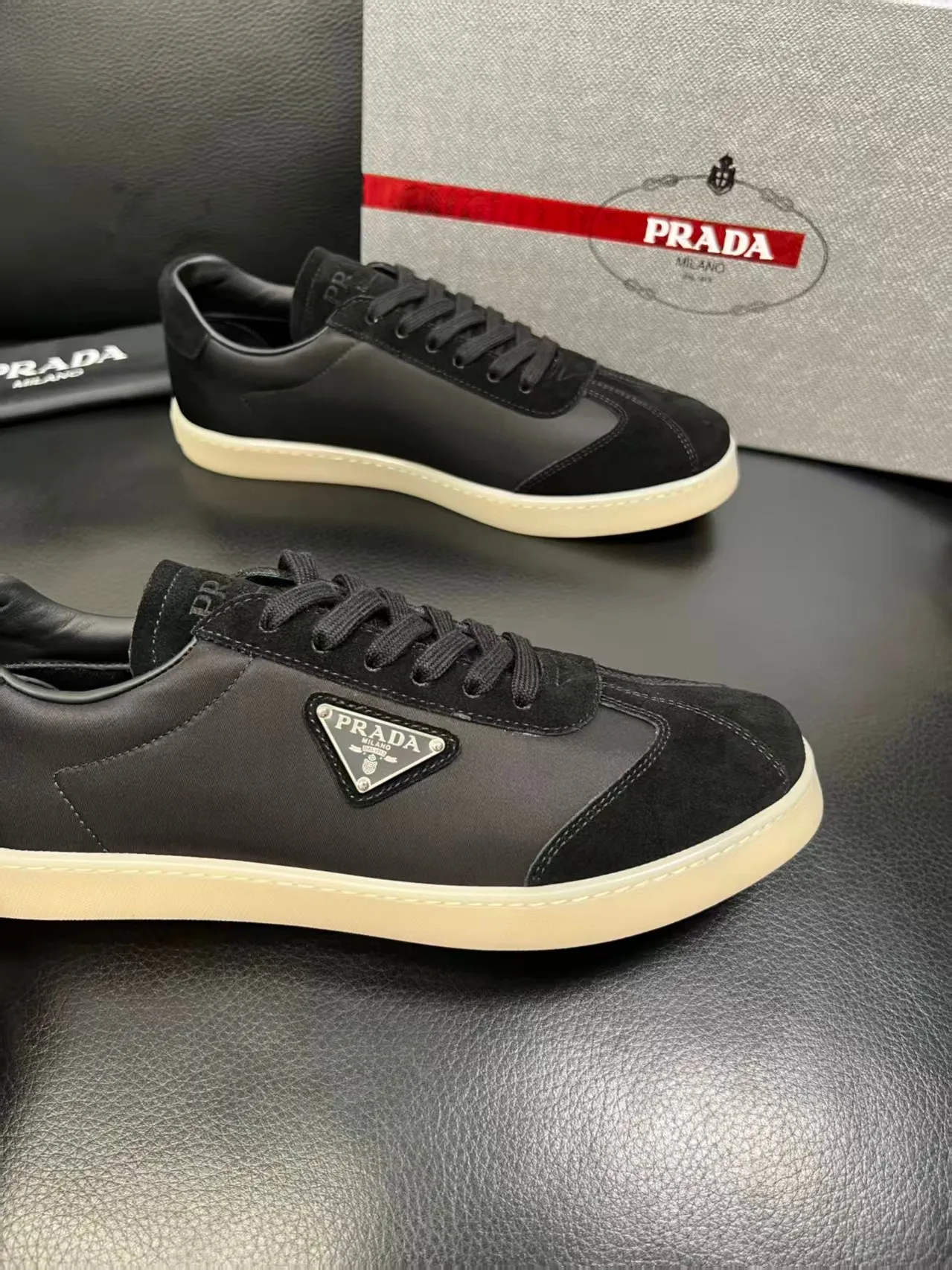 P380 38-45 Prada Prada’s new men’s leather sneakers, the highest version on the market, any comparison is welcome🆚! The original leather has excellent texture and is super high-end! Fetal sheep net lining imported from Italy, removable pad! Luxurious materials and fine workmanship, highly recommended! No. 058